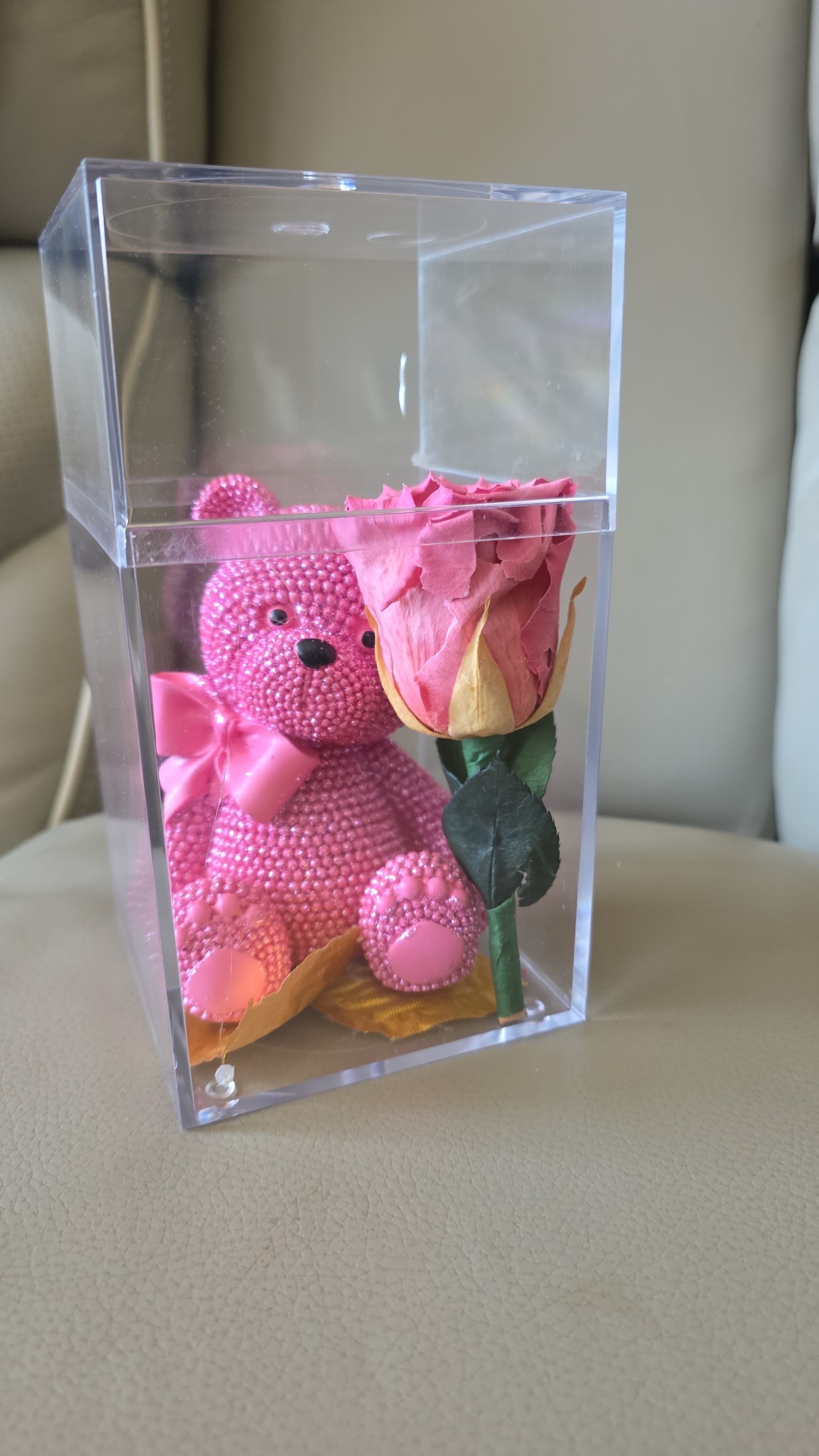 Single preserved rose with bear