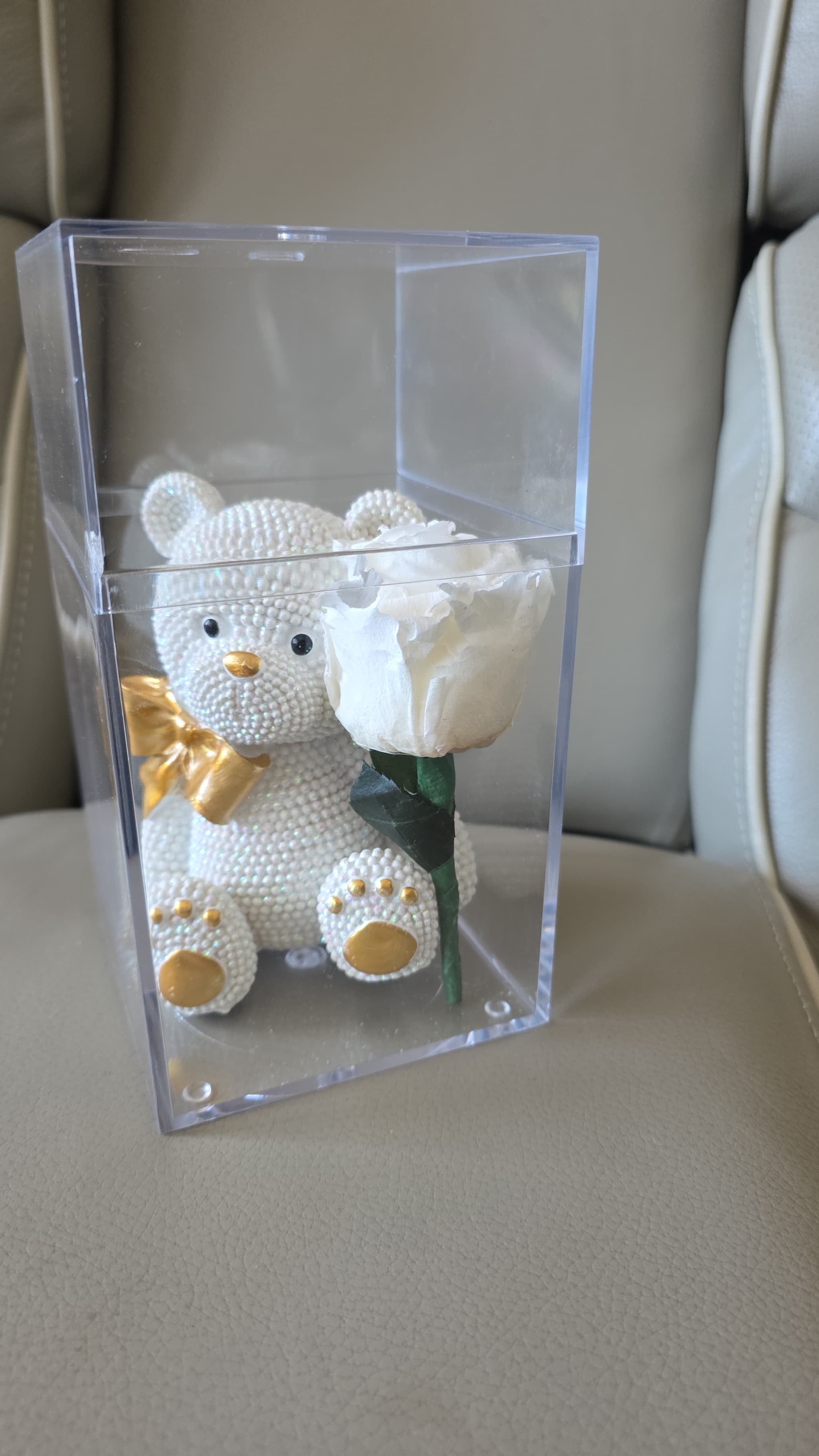 Single preserved rose with bear